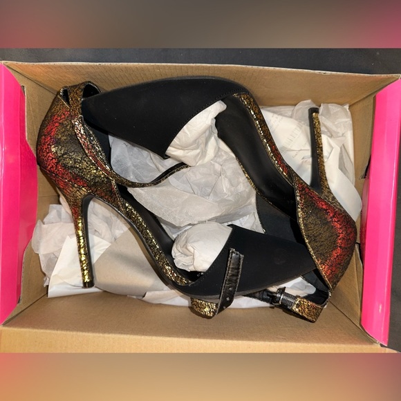 Charlotte Russe Shoes - Charolette Russe Black & Gold Pumps Size 9